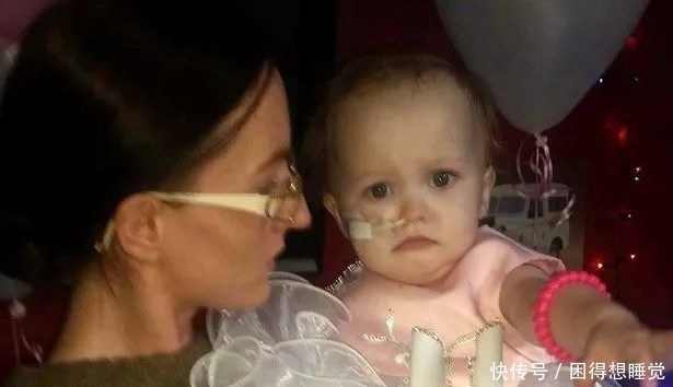 失控|2岁女孩结婚了，新郎却是自己的爸爸，婚礼上的妈妈情绪失控