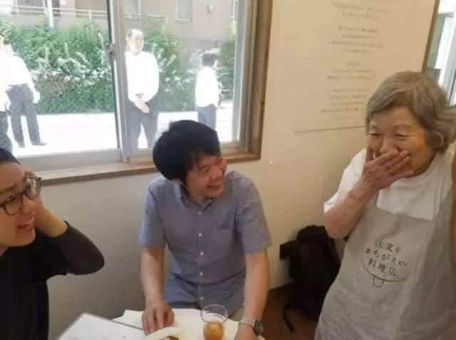 老奶奶|这家餐厅服务员是6个老奶奶,天天上错菜,却让人来了都不想走…