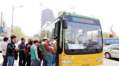 小学生|“没钱买车生什么孩子”孕妇挤公交遭羞辱,小学生帮忙回怼解气