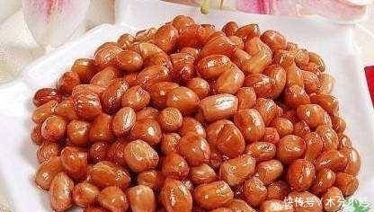 把花生|油炸花生米总是黑暗的?锅里加点,香脆不腻!