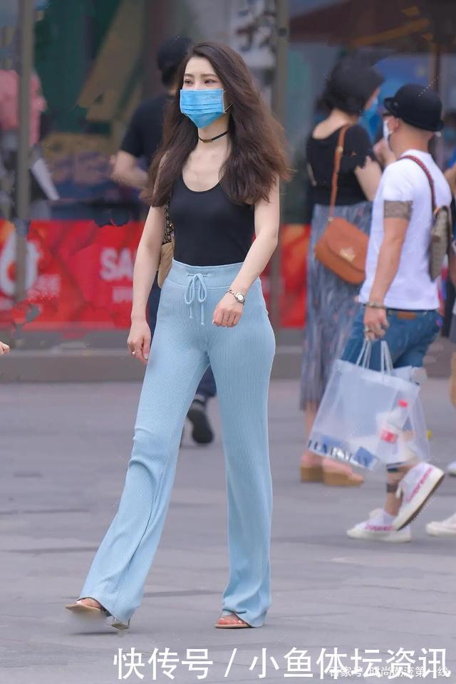 轻女孩|过了40岁的女人，夏季尽量选择阔腿裤，时髦显瘦又吸睛！