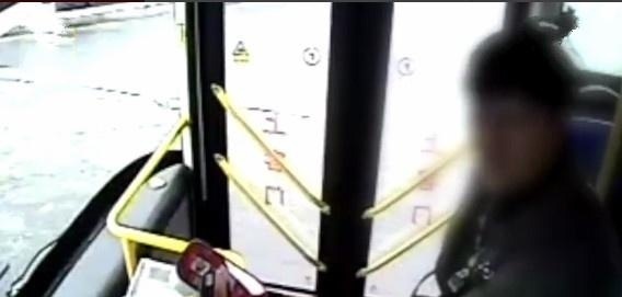 手机|玩手机错过站,女子扇司机耳光:我打你怎么了!司机:不是很痛