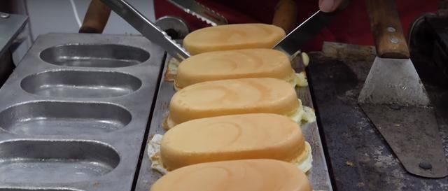 街头|大姐街头卖“煎蛋糕”小吃,分量足味道好,6块就能管饱