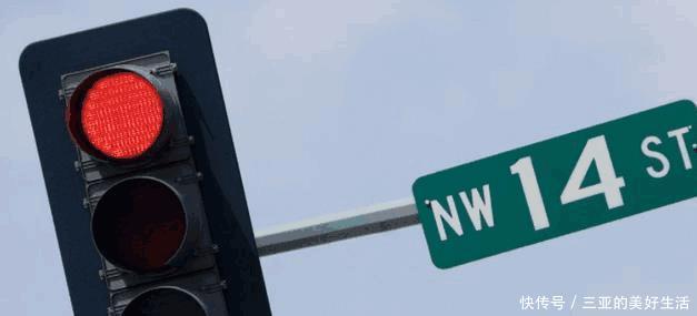  喇叭|前面就是红灯, 救护车在后面按喇叭, 应该怎么办