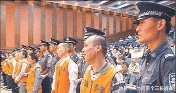  嚣张|中国最嚣张的悍匪, 谈笑风生对法官说一句话, 法官直接其判死刑
