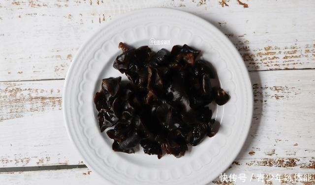 加点|炒鸡蛋时,直接下锅就错了,加点它一起炒,鸡蛋鲜嫩无腥味