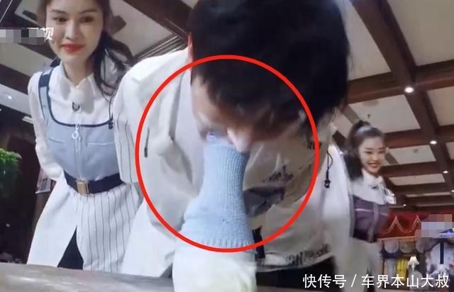 瓶口|郑恺用袜子堵住瓶口,镜头放大蔡徐坤的动作,有没有剧本太显然