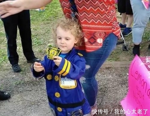 驱赶|3岁女孩大街上卖柠檬水,城管警察没有驱赶反而保驾护航