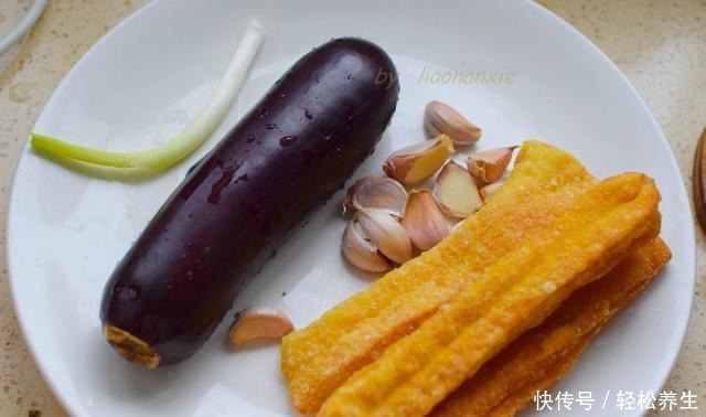 主食|又发现一个茄子的做法,跟它一起烧,简单美味还能当主食