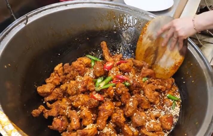 炸鸡小吃|炸鸡店生意冷清,老板换个烹饪方式,立马成为食客喜欢的网红美食