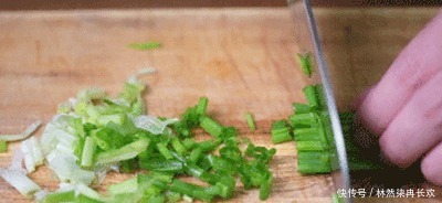 薄脆|饺子皮学会做成小零食,喷香薄脆,花钱不多,比麻花油条还好吃