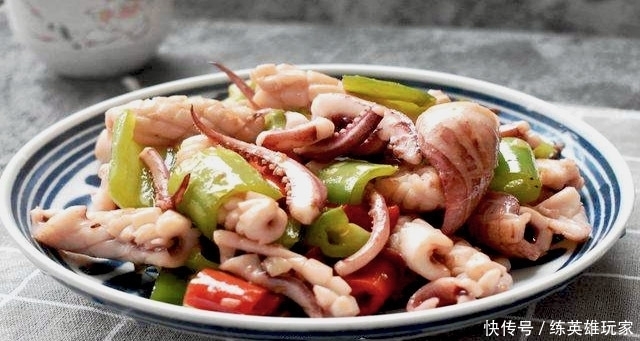 麻烦|鱿鱼去皮麻烦?老渔民口述小技巧,30秒去皮不用焯,又鲜又嫩