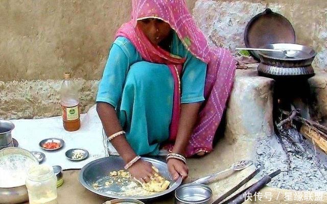女人|想知道印度女人是怎么做饭的吗?中国游客实拍印度普通农村!