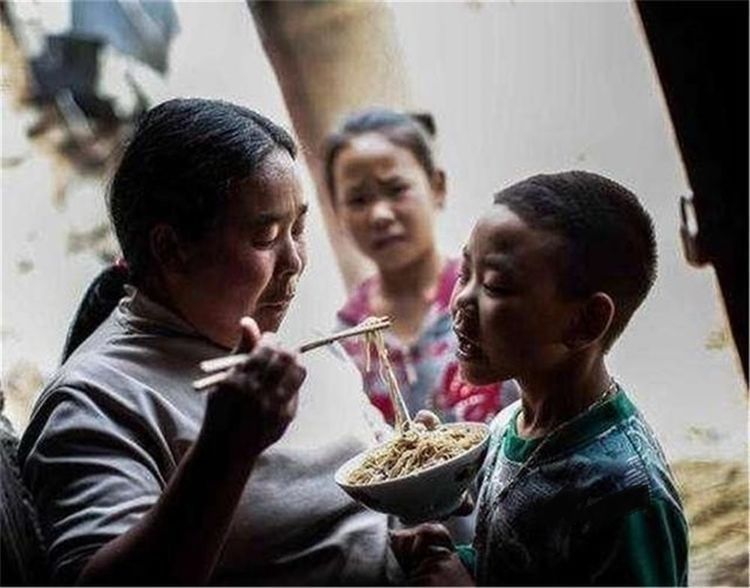 成讨好型人|“这很公平”7只虾,妈妈分5只给儿子,2只给女儿,偏心还不自知