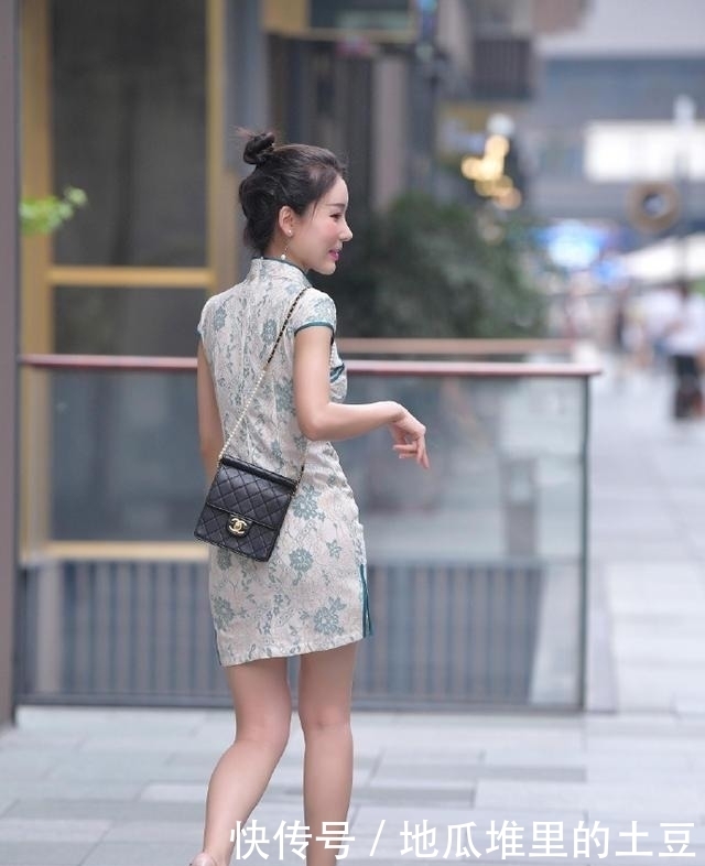  分手|街拍穿搭：我从来不会在分手很久后才会哭，因为不值！