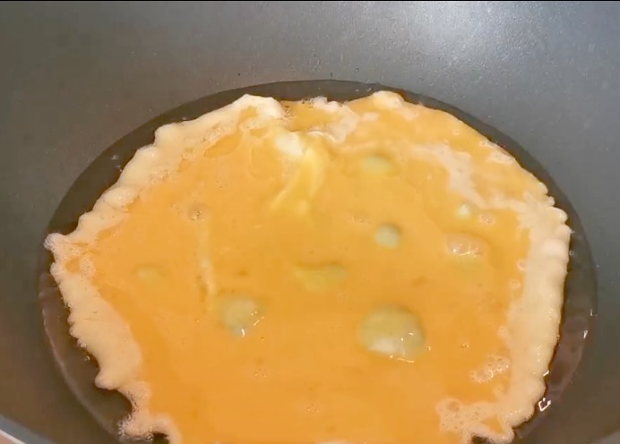  鲜香|金针菇营养非常丰富，只需要搭配一个西红柿，鲜香美味，超级下饭