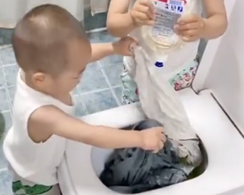 洗衣服|姐弟俩非要帮妈妈洗衣服,看到马桶后的瞬间,网友:差点气晕过去