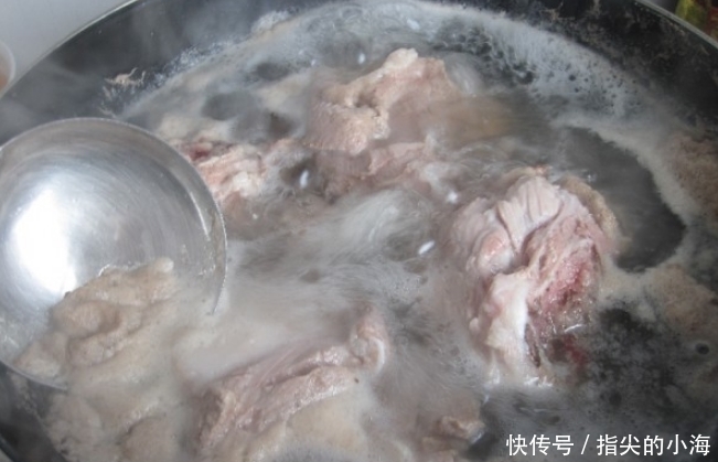 味道鲜美|炖骨头汤,别直接加水炖!下锅前多做1步,汤色白味道鲜,没腥味