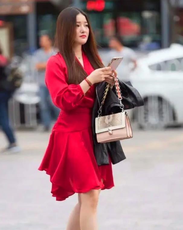  短装|街拍：面带微笑的美女，柔美的长发，气质大方的短装搭配简洁唯美