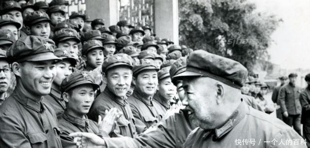 枪毙|连长抓到一小兵，正要枪毙，许世友留着他！