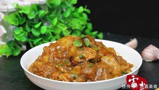  没了|鸡翅别再红烧了，换个花样加它一起烧，喷香下饭，一盘转身就没了