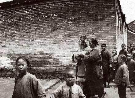 束腰|100年前的老照片，比“三寸金莲”还惨的束腰，图5在鳄鱼池里聚餐的贵妇