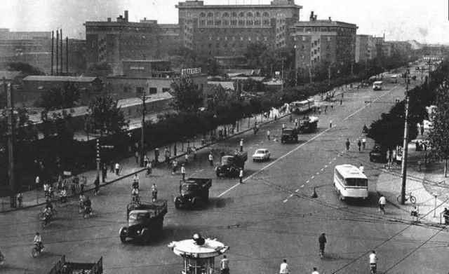 大街|1979年老照片：行人过马路走斑马线，当时大街上还是以自行车居多