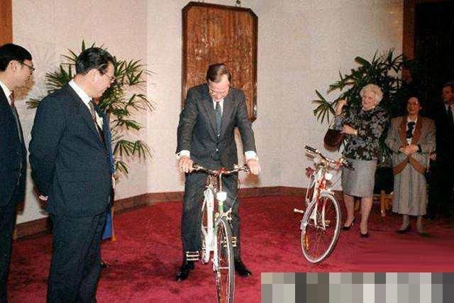 身处|1976年,邓小平身处逆境,曾当面问何人你是不是一直都在监视我