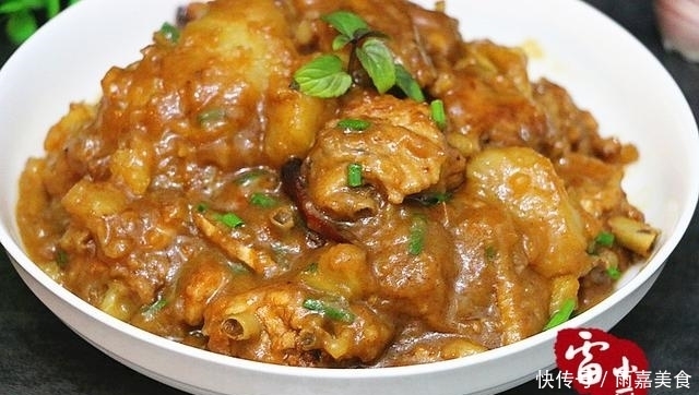 没了|鸡翅别再红烧了,换个花样加它一起烧,喷香下饭,一盘转身就没了