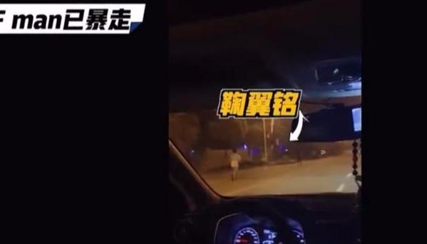 热巴|鞠翼铭上热搜,这已经是他离偶像迪丽热巴最近的一次了