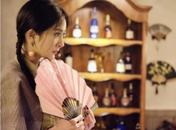  别人|有一种“手势”叫杨幂拿扇子，别人都是握住扇柄她却不一样，白浅回来了