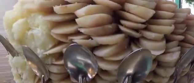 小吃还|大婶卖“长条状”小吃,5元一根不涨价,不吃后悔,吃了更后悔