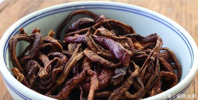 冬天|茄子这样处理下,30一斤都不贵,到冬天烩菜比吃肉还香