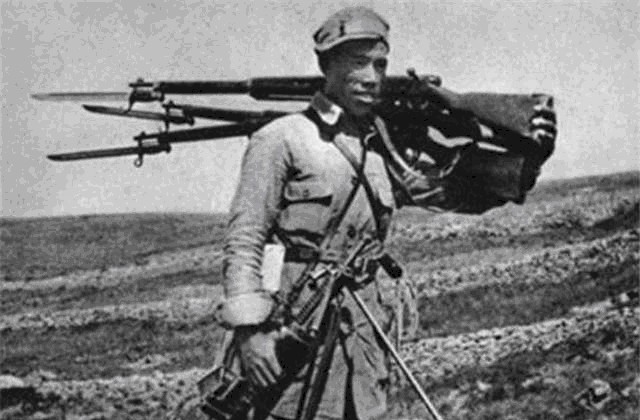 称为|他被称为军中吕布,曾一口气砍杀27个鬼子,还被主席亲自接见