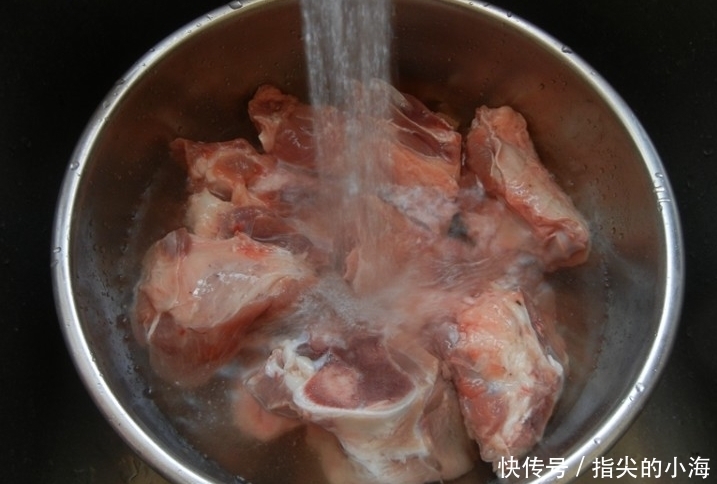 味道鲜美|炖骨头汤,别直接加水炖!下锅前多做1步,汤色白味道鲜,没腥味