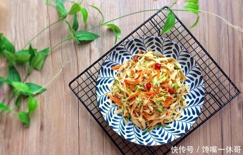 少许|三伏天,少吃猪肉多吃它,蛋白质含量高,简单一拌,5块钱做1大盘