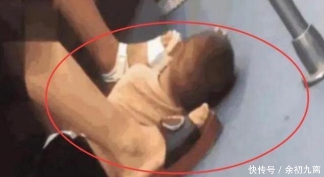 孩子|地铁上，2岁男孩躺在地上一动不动，乘客看清宝宝的手后立刻报警