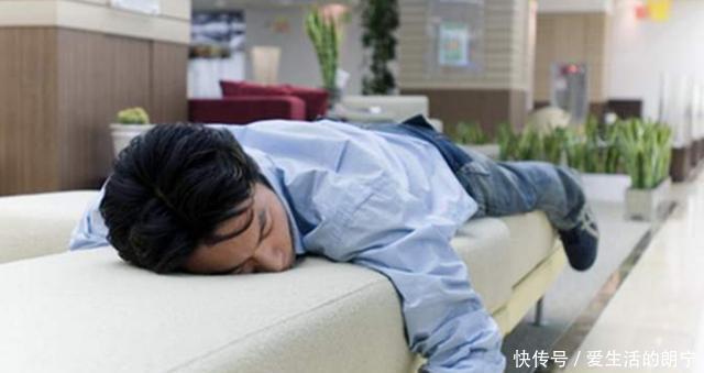 半夜醒来|为什么有人喝完酒半夜起来找水喝,有那么渴吗?看完解释,明白了