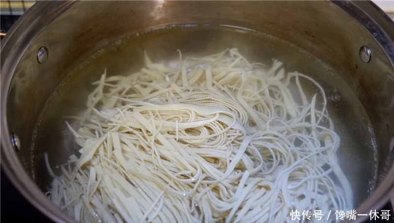 少许|三伏天,少吃猪肉多吃它,蛋白质含量高,简单一拌,5块钱做1大盘