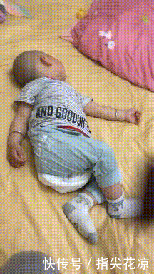 汉堡|搞笑GIF:精致女孩是这样吃汉堡的?