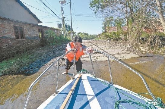  划船|划船上班帐篷办公，民警江中护平安