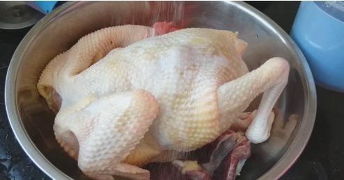 客家|做白切鸡是蒸还是水煮?教你客家正宗做法,2种蘸料,吃着最美味