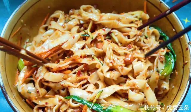 诀窍|凉面怎么做才好吃,诀窍全在调料汁,满满一大碗不够吃