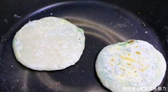  饺子|不要总是用面粉蒸面包。加一把韭菜和两个鸡蛋，比饺子好吃