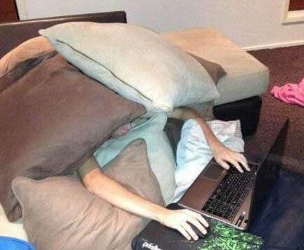 河边|爆笑段子:小时候,一次下雨后去放牛。来到河边时路有点滑