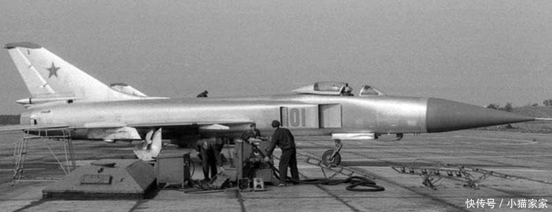 气昏|苏军最没意义的空中撞击苏-15气昏了头,与走私飞机同归于尽